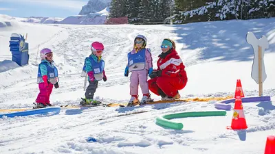 Kinder im Kurs einer Kinderskischule in Adelboden-Lenk