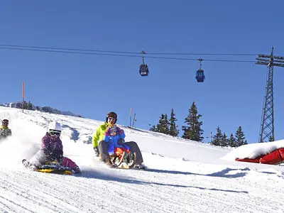 Familien beim Rodeln in der Skiregion Adelboden-Lenk © Skiregion Adelboden-Lenk