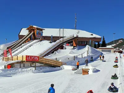 Snowtubing © Shaun Dunphy, Wikimedia Commons (CC BY-SA 2.0)