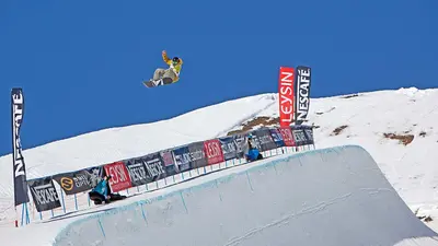 Snowboarder beim Sprung im Snowpark Leysin