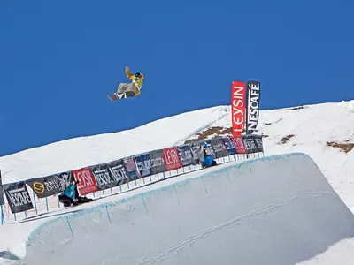 Snowboarder beim Sprung im Snowpark Leysin © Ludovic Péron, Wikimedia Commons (CC BY-SA 3.0)