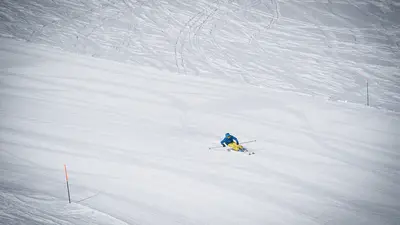 Skifahrer auf der Piste Martisberg