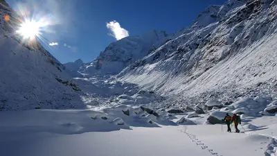 Schneeschuhwanderer im Val d'Anniviers, im Hintergrund die Zinalspitze