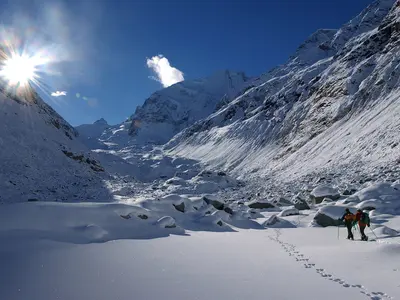 Schneeschuhwanderer im Val d'Anniviers, im Hintergrund die Zinalspitze © Valais / Wallis Promotion Thomas Andenmatten