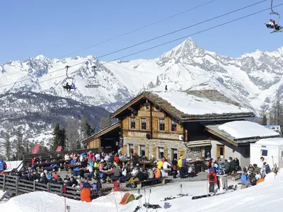Wintersportler erholen sich im Bergrestaurant Hannighuesli auf der Hannigalp. © Touristische Unternehmung Graechen / swiss-image.ch/Christian Perret