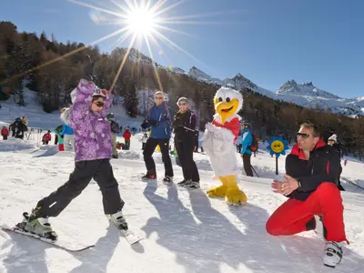 Eine Familie vergnügt sich beim Skifahren im 'SiSu' Familienpark auf der Hannigalp. © Touristische Unternehmung Graechen /swiss-image.ch/Bjoern Walter