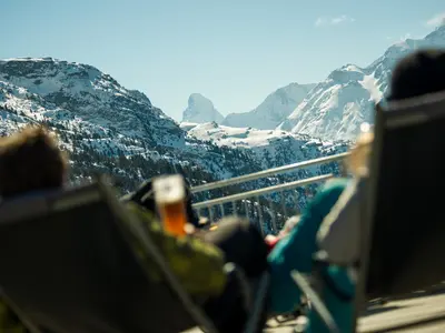 Entspannung und Genuss auf der Sonnenterrasse bei der Schnoebar mit Blick auf das Matterhorn © Touristische Unternehmung Graechen / swiss-image.ch/Bjoern Walter