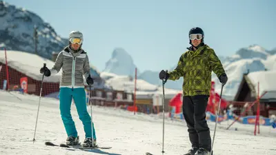 Skifahrer im Skigebiet Grächen