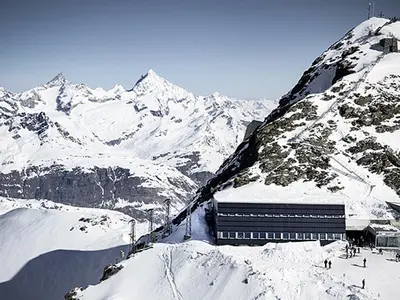 Restaurant Outside in Matterhorn Ski Paradise © ZBAG