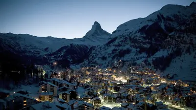 Blick auf das Dorf Zermatt und das Matterhorn in der Dämmerung