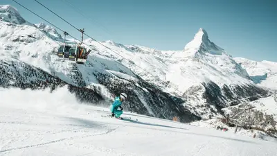 Skifahrer und Gondelbahn im Skigebiet Matterhorn Ski Paradise