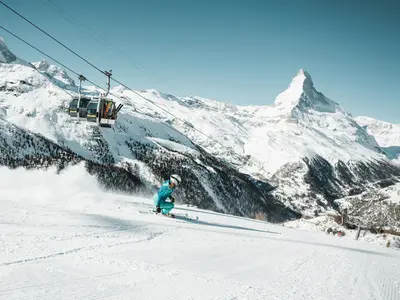 Skifahrer und Gondelbahn im Skigebiet Matterhorn Ski Paradise © Bergbahnen Zermatt AG