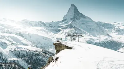 Blick auf eine Gondelbahnstation und das Matterhorn