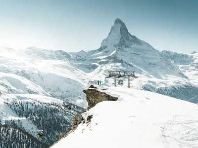 Blick auf eine Gondelbahnstation und das Matterhorn © Zermatt Bergbahnen AG