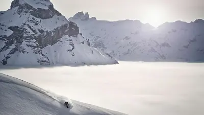 Skifahrer beim Freeriden im Teilgebiet Brunni