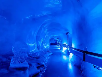 Blau leuchtender Gang der Gletschergrotte in Titlis © Engelberg-Titlis Tourismus AG