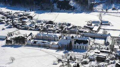 Luftaufnahme des winterlichen Klosters Engelberg