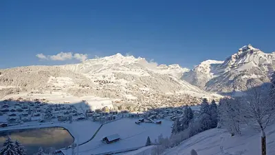 Blick auf die Winterlandschaft in Engelberg