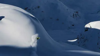 Ein Snowboarder beim Freeride in Engelberg