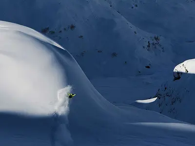 Ein Snowboarder beim Freeride in Engelberg © Engelberg-Titlis Tourismus AG