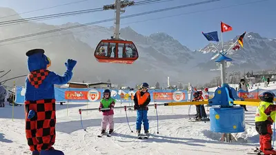 Kinder lernen das Skifahren in der Skischule Klostermatte