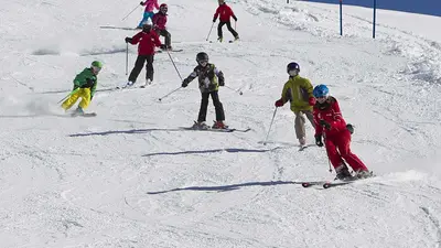Kinder beim Gruppenunterricht in der Skischule Engelberg