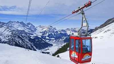 Blick auf eine Kabine der Gondelbahn Fuerenalp