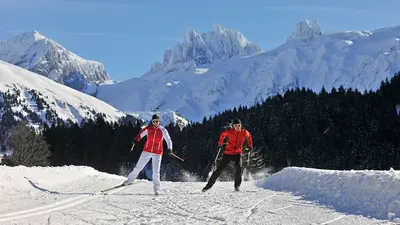 Zwei Langläufer im Skigebiet Engelberg