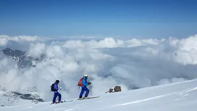 Zwei Skifahrer bei einer Skitour auf dem Titlis