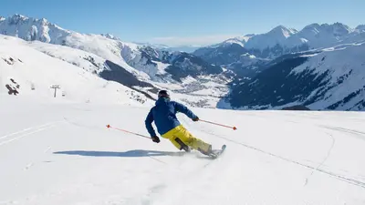 Skifahrer auf der Piste am Dieni