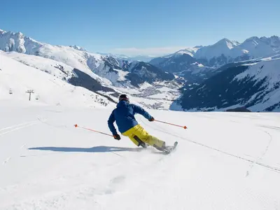 Skifahrer auf der Piste am Dieni © Andermatt-Sedrun Sport AG