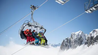 Skifahrer im Schneehüenerstock-Flyer in Andermatt-Sedrun