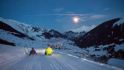 Rodler bei der Snownight in Andermatt-Sedrun