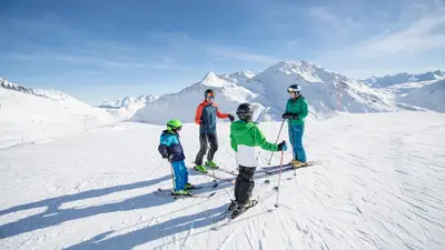 Familie beim Skifahren in Andermatt+Sedrun+Disentis