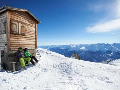 Skifahrer bei einer Pause in Andermatt+Sedrun+Disentis © Andermatt+Sedrun+Disentis