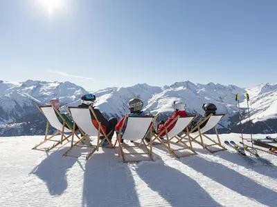Gruppe beim Pausieren in Andermatt-Sedrun-Disentis mit Ausblick © Andermatt-Sedrun Sport AG