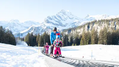 Das Kinderland Grotzenbüel in Braunwald mit dem langen Förderband