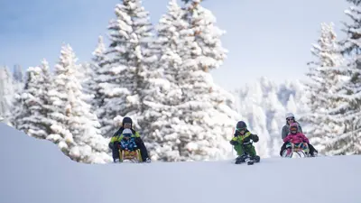 Schlitteln in Braunwald gehört zum Wintervergnügen auf der Sonnenterrasse.