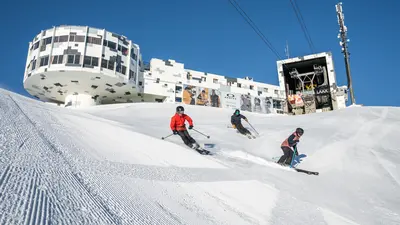 Blick auf das futuristische Bauwerk am Crap Sogn Gion