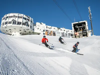 Blick auf das futuristische Bauwerk am Crap Sogn Gion © Flims Laax Falera