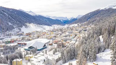 Blick auf das Eisstadion von Davos