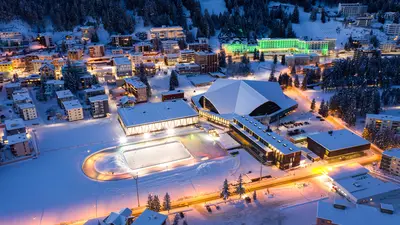 Abendlichter beim Eisstadion in Davos
