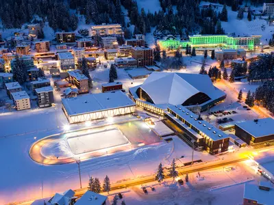 Abendlichter beim Eisstadion in Davos © Davos Klosters / Marcel Giger