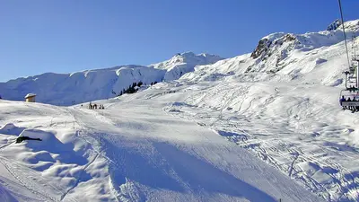Skifahrer auf einer Piste in Disentis