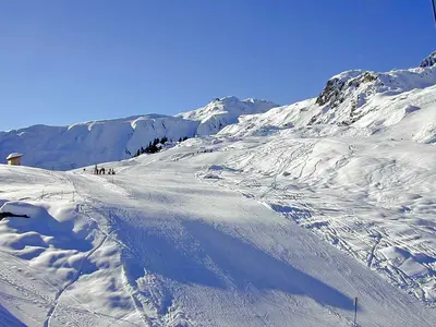 Skifahrer auf einer Piste in Disentis © Sedrun Disentis Tourismus