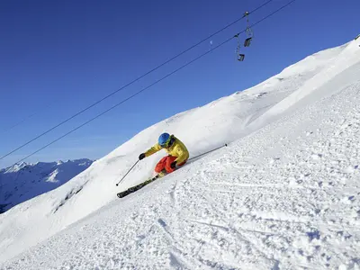 Skifahrer bei der Abfahrt in Disentis © Graubünden Ferien Schlumpf Stephan
