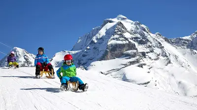 Kinder beim Rodeln in Mürren