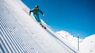 Skifahrer auf der steilsten Piste Direttissima am Schilthorn