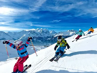 Familienskifahren am Hasliberg © Bergbahnen Meiringen-Hasliberg AG, Foto: Perretfoto.ch