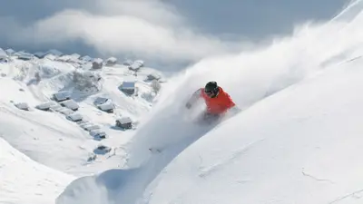 Skifahrer auf der Lauchernalp - im Hintergrund die Fafleralp